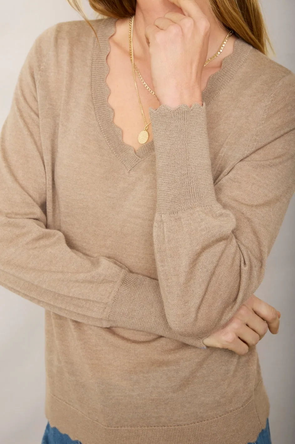 Fleurine Scallop V-Neck Jumper - Oat Marl